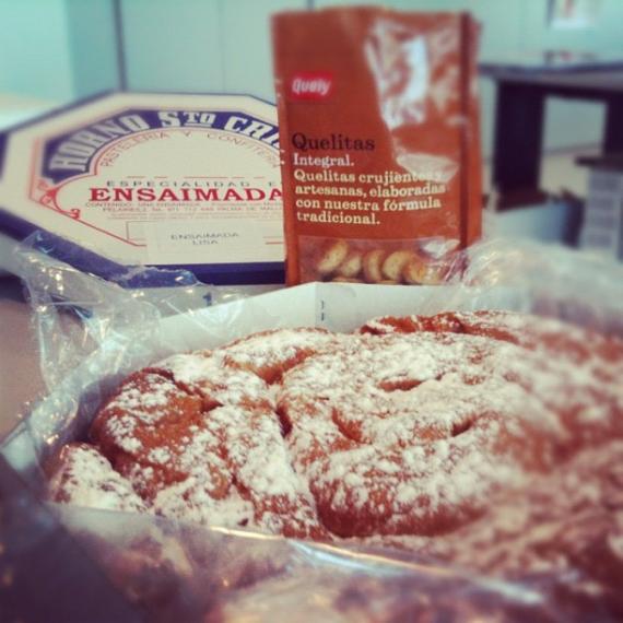 'Merienda mallorquina en la ofi! #mallorca #ensaimada #quellytas #merienda' - Majorca